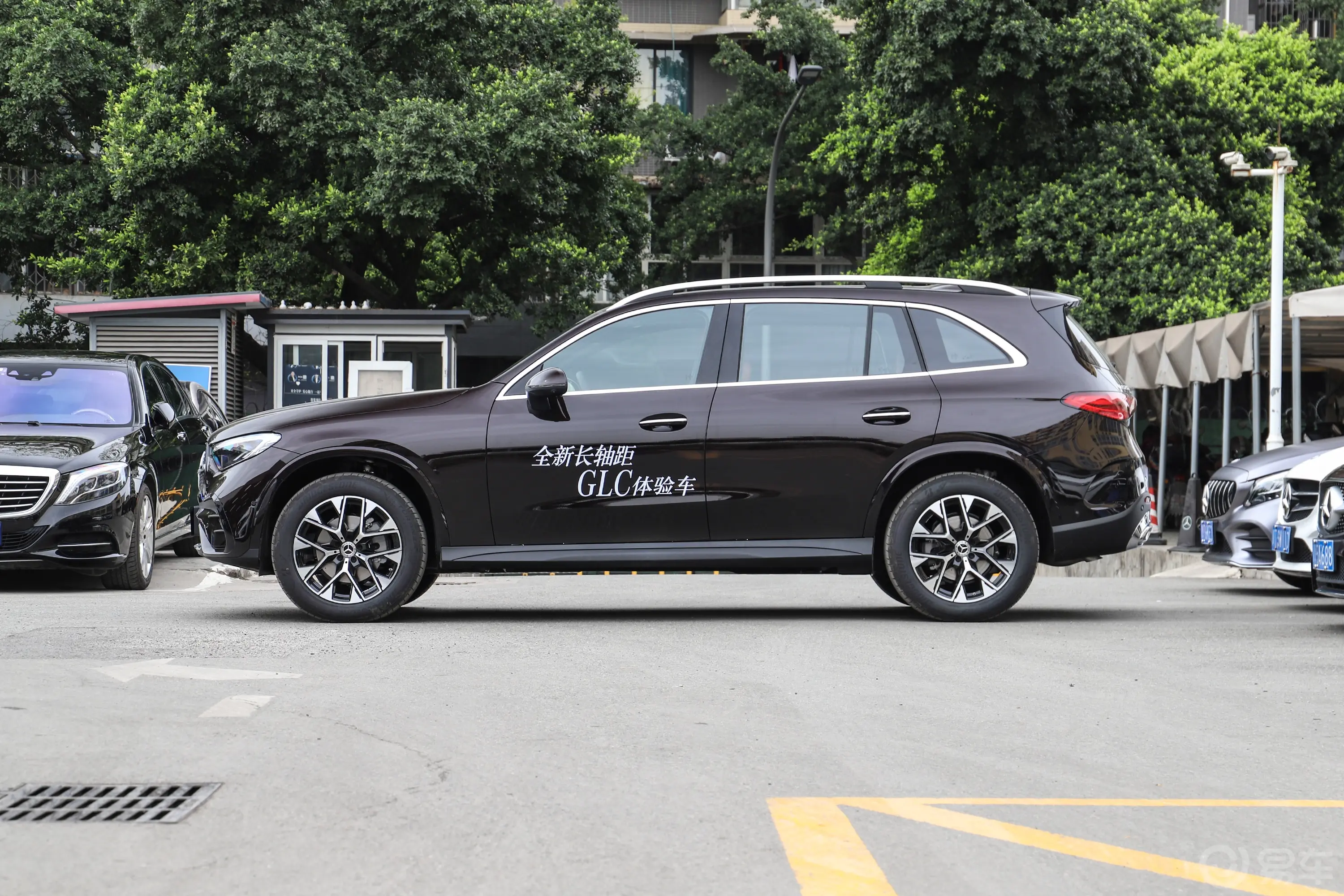 奔驰GLCGLC 260 L 4MATIC 动感型 5座正侧车头向左水平